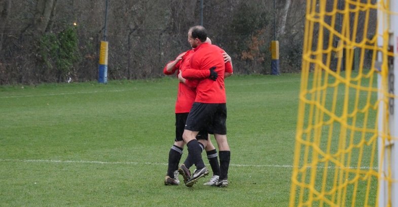 Tonbridge celebrate goal v OHAFC Vets